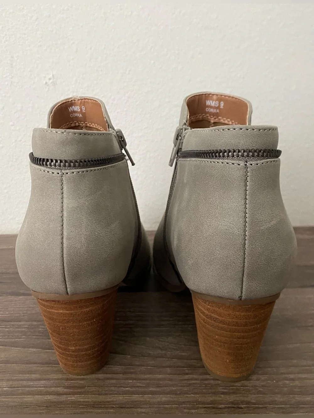 Report Womens Corra Ankle Bootie Gray Faux Leather Casual Block Heels Size 9